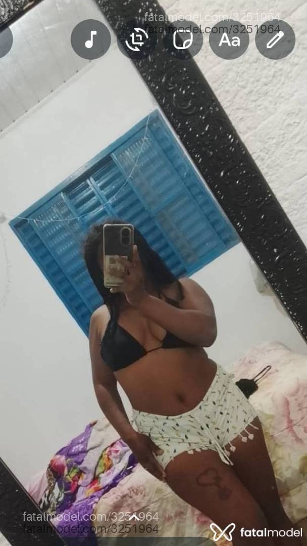 Acompanhante mulher morena (o) de olhos pretos - Emilly