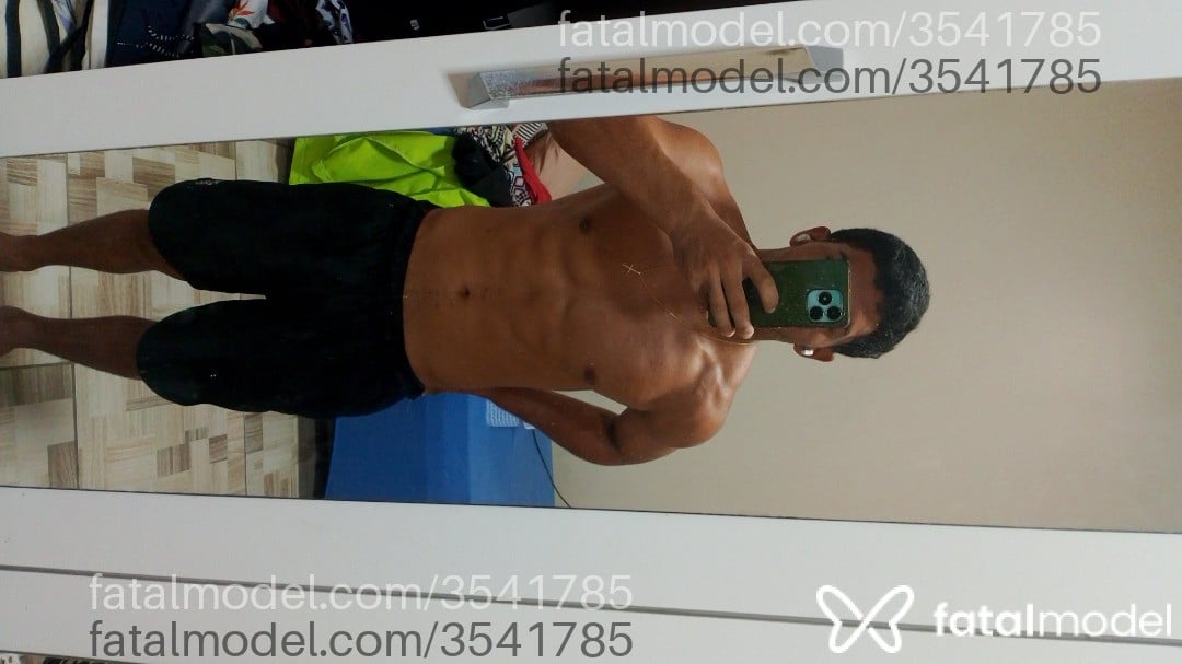 Acompanhante homem morena (o) de olhos castanhos - Verine