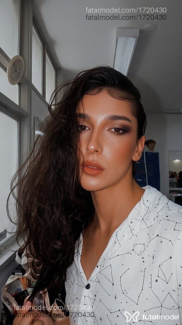 Acompanhante mulher trans morena (o) de olhos castanhos - Lua