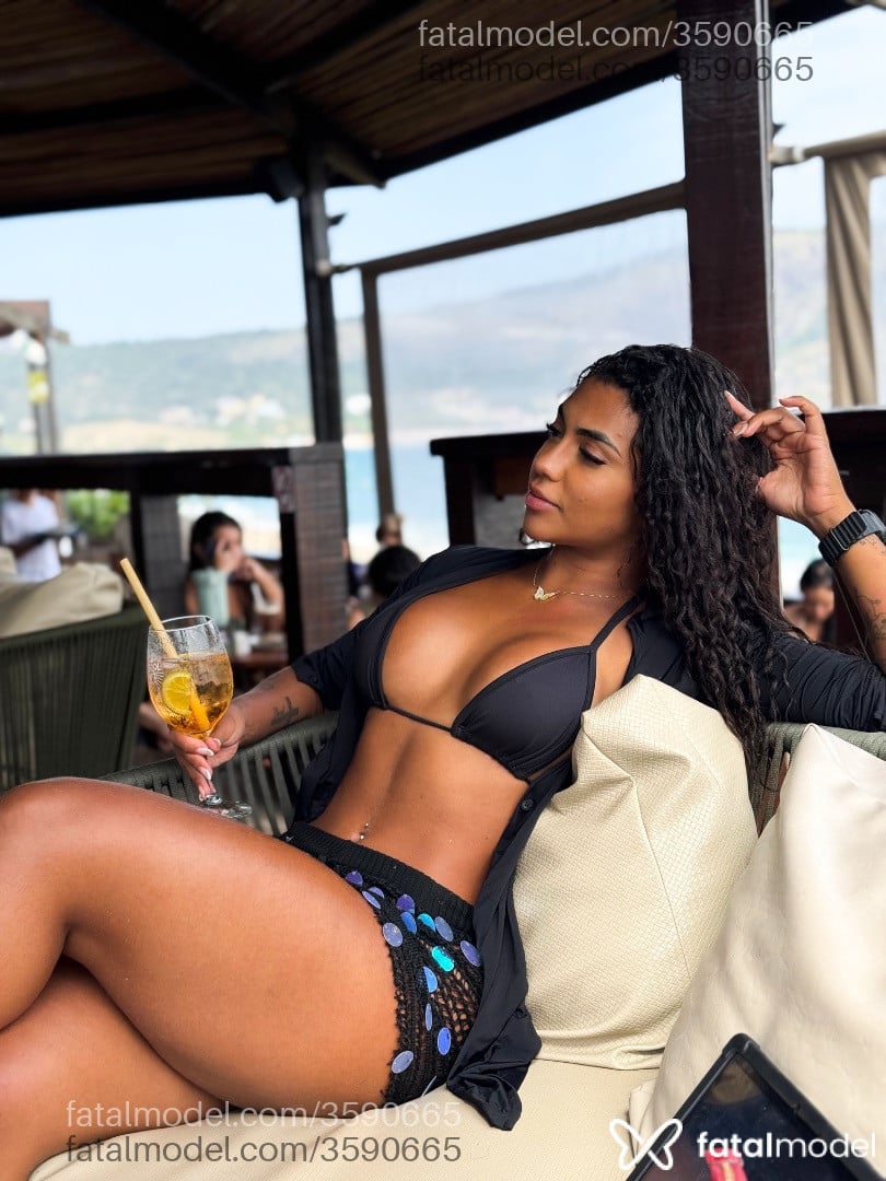 Acompanhante mulher com cabelo castanho de olhos castanhos - Ester