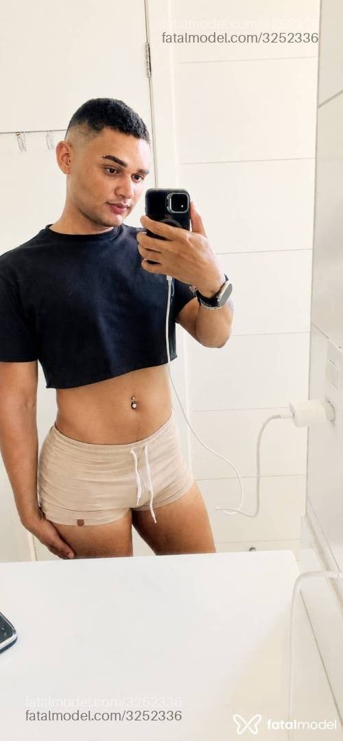 Acompanhante homem trans com cabelo castanho de olhos castanhos - Imola
