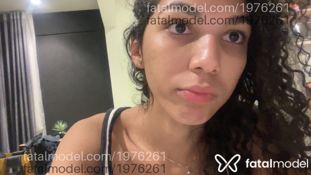 Acompanhante mulher trans com cabelo castanho de olhos castanhos - Sophie Brunnet