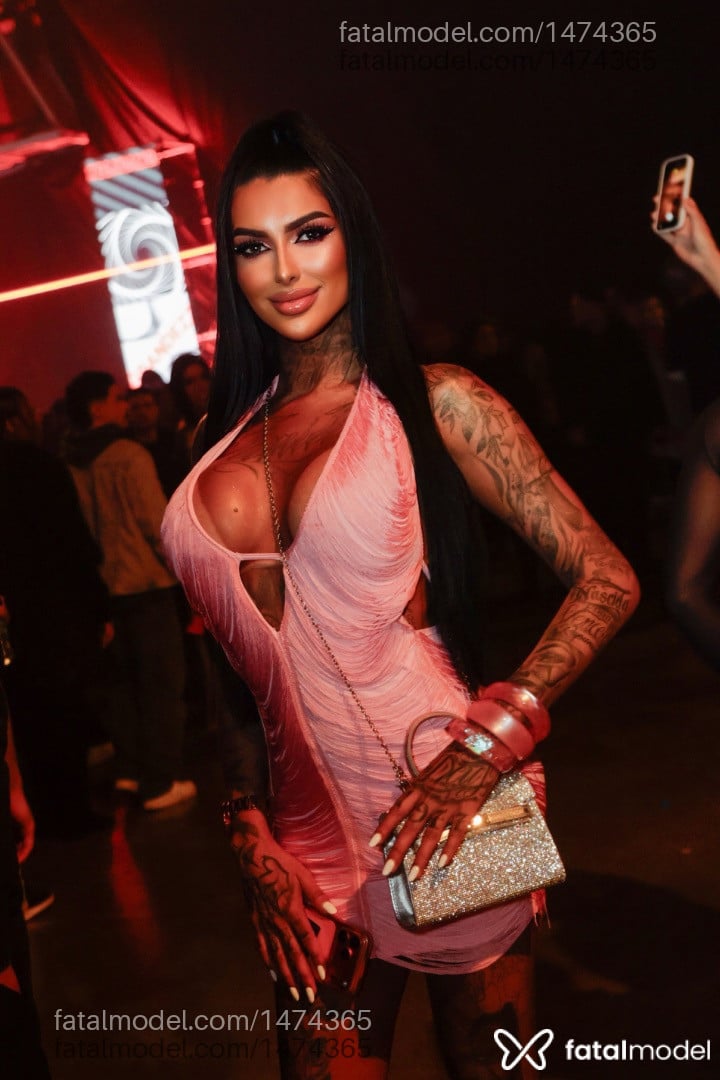 Acompanhante mulher trans morena (o) de olhos mel - Maitê Albeche