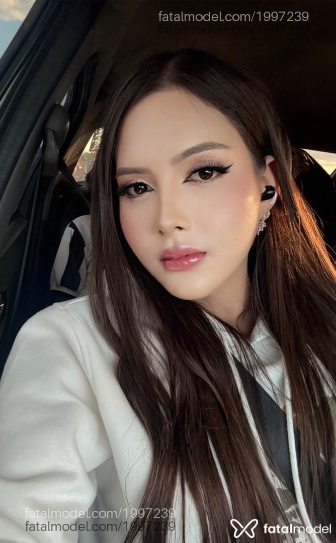 Acompanhante mulher trans com cabelo castanho de olhos castanhos - Lara