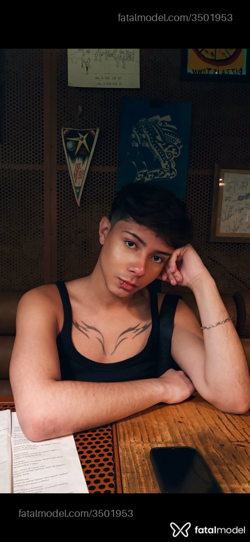 Acompanhante homem com cabelo castanho de olhos castanhos - Kayo