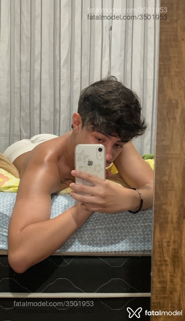Acompanhante homem com cabelo castanho de olhos castanhos - Kayo