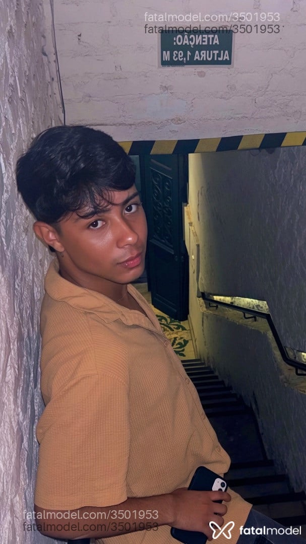 Acompanhante homem com cabelo castanho de olhos castanhos - Kayo