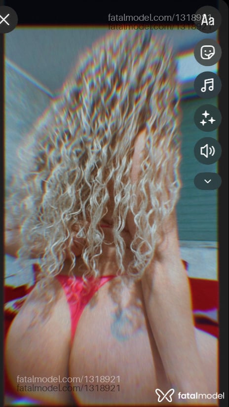 Acompanhante mulher trans loira (o) de olhos verdes - Galegah