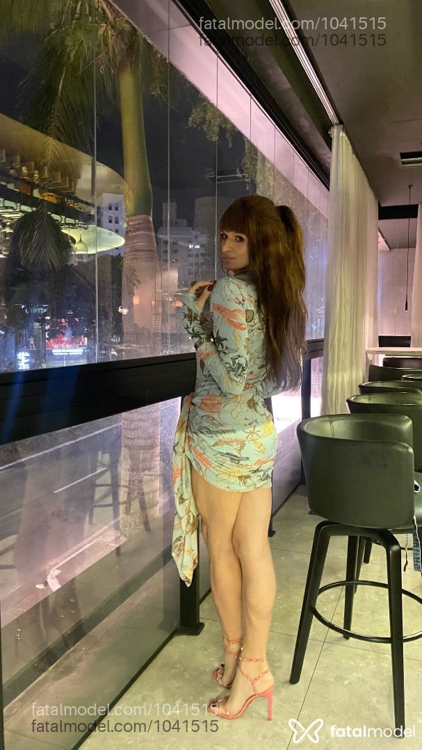 Acompanhante mulher trans com cabelo castanho de olhos pretos - Scarlet