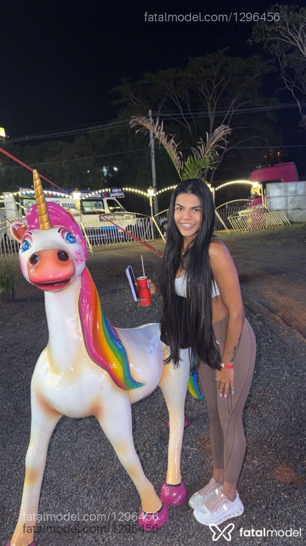 Acompanhante mulher morena (o) de olhos pretos - Maite