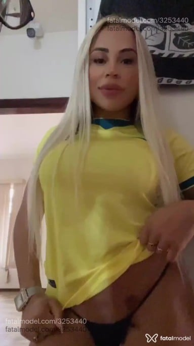 Acompanhante mulher loira (o) de olhos castanhos - Julia