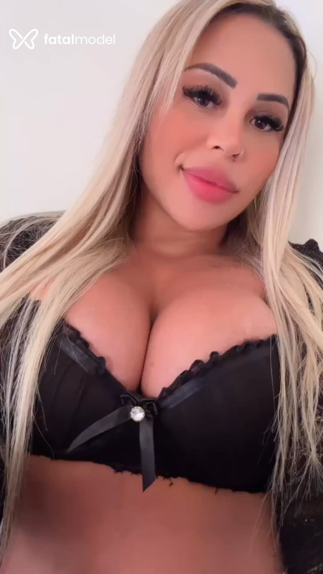 Acompanhante mulher loira (o) de olhos castanhos - Julia