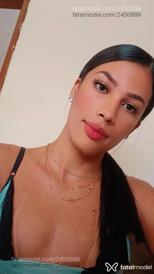 Acompanhante mulher trans com cabelo castanho de olhos pretos - Mavizinha