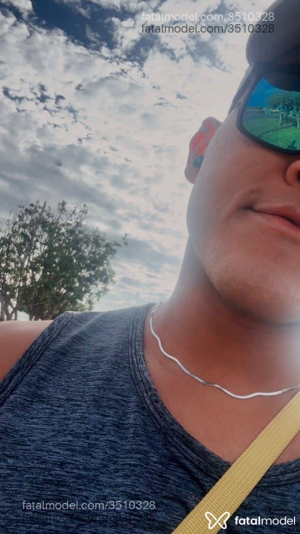 Acompanhante homem com cabelo castanho de olhos castanhos - Hugo