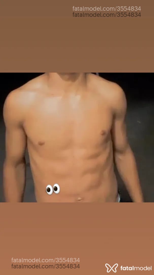 Acompanhante homem com cabelo castanho de olhos pretos - Hugo