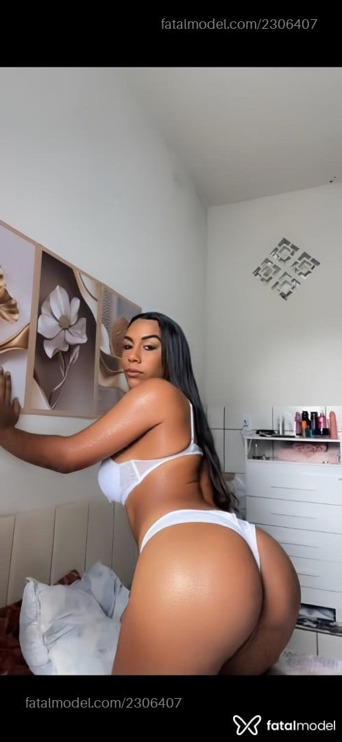 Acompanhante mulher trans com cabelo castanho de olhos pretos - Belly Shine