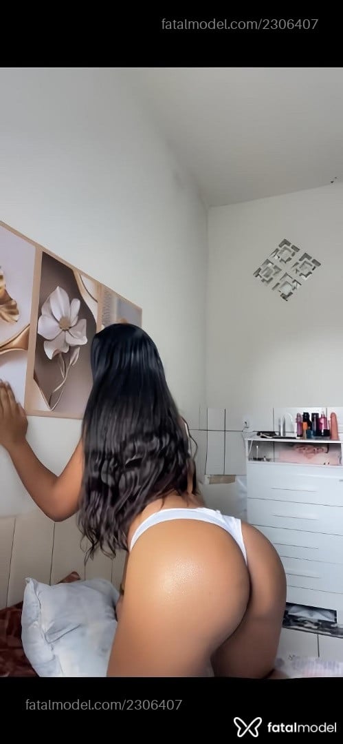 Acompanhante mulher trans com cabelo castanho de olhos pretos - Belly Shine
