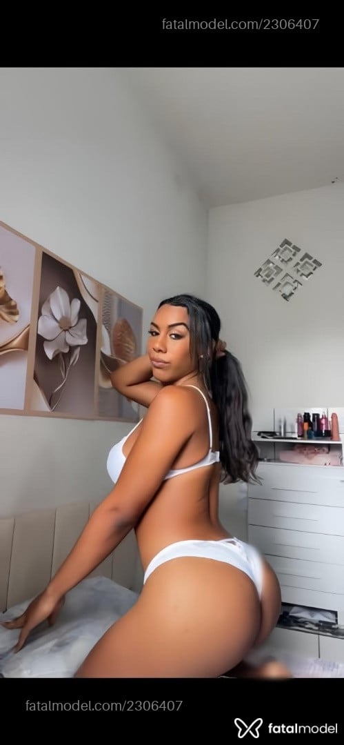 Acompanhante mulher trans com cabelo castanho de olhos pretos - Belly Shine