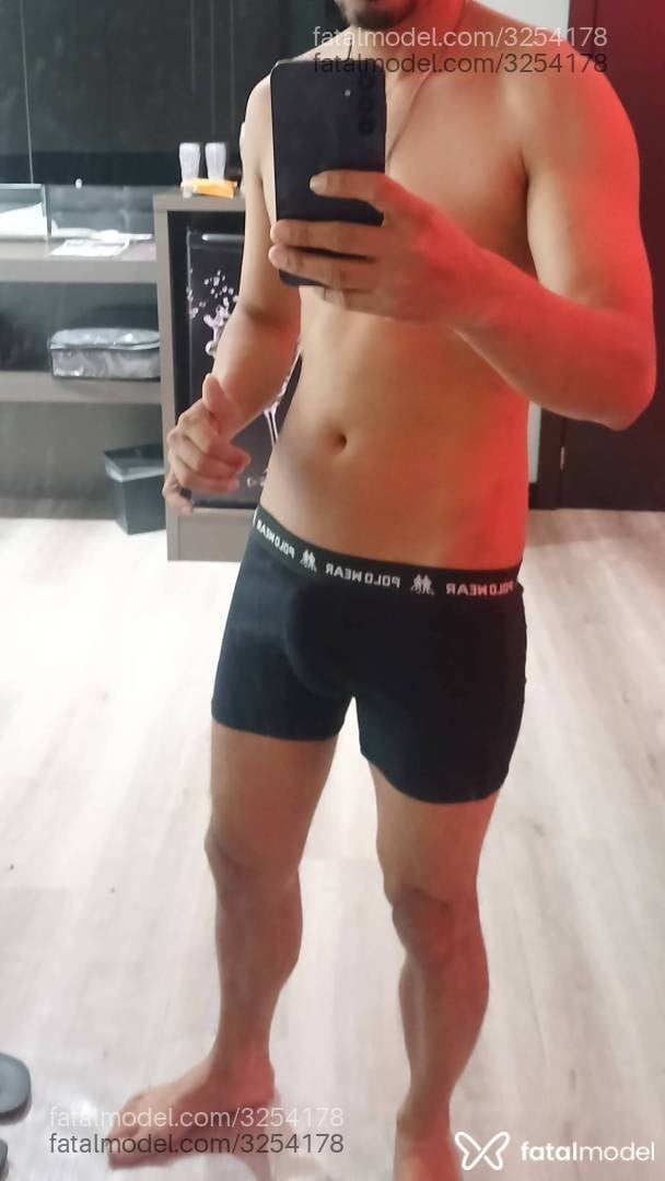 Acompanhante homem morena (o) de olhos pretos - Lucas