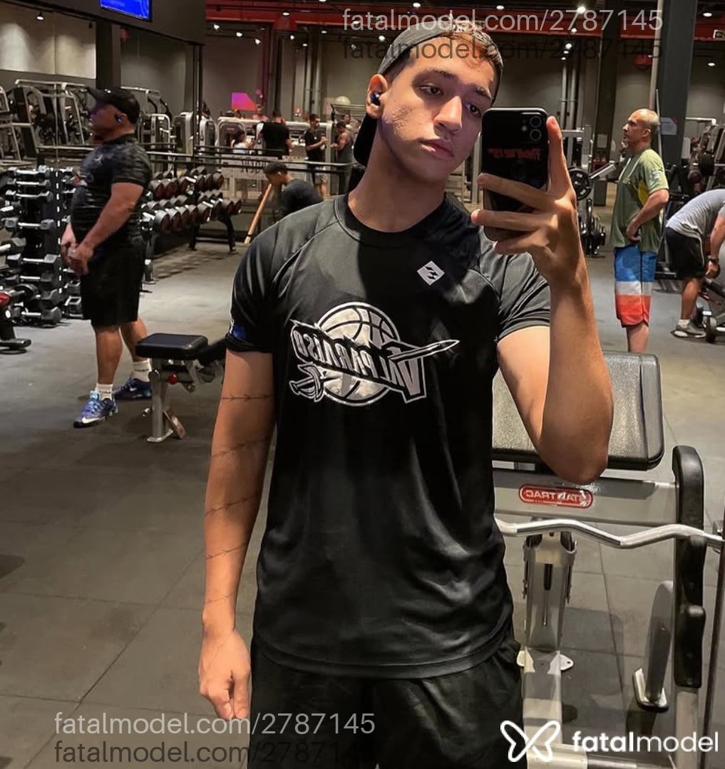 Acompanhante homem com cabelo castanho de olhos castanhos - Backes