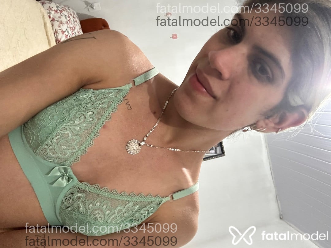 Acompanhante mulher trans loira (o) de olhos mel - Lexi