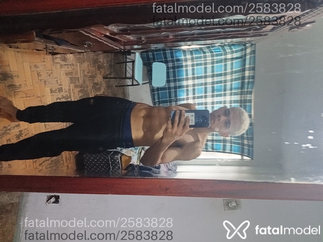Acompanhante homem com cabelo castanho de olhos pretos - Luiz