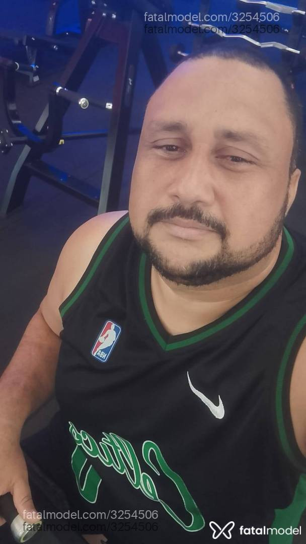 Acompanhante homem com cabelo castanho de olhos castanhos - Mário Acompanhante homem com cabelo castanho de olhos castanhos - Mário