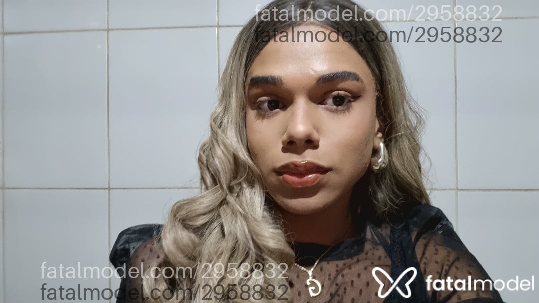 Acompanhante mulher trans loira (o) de olhos castanhos - Chiara