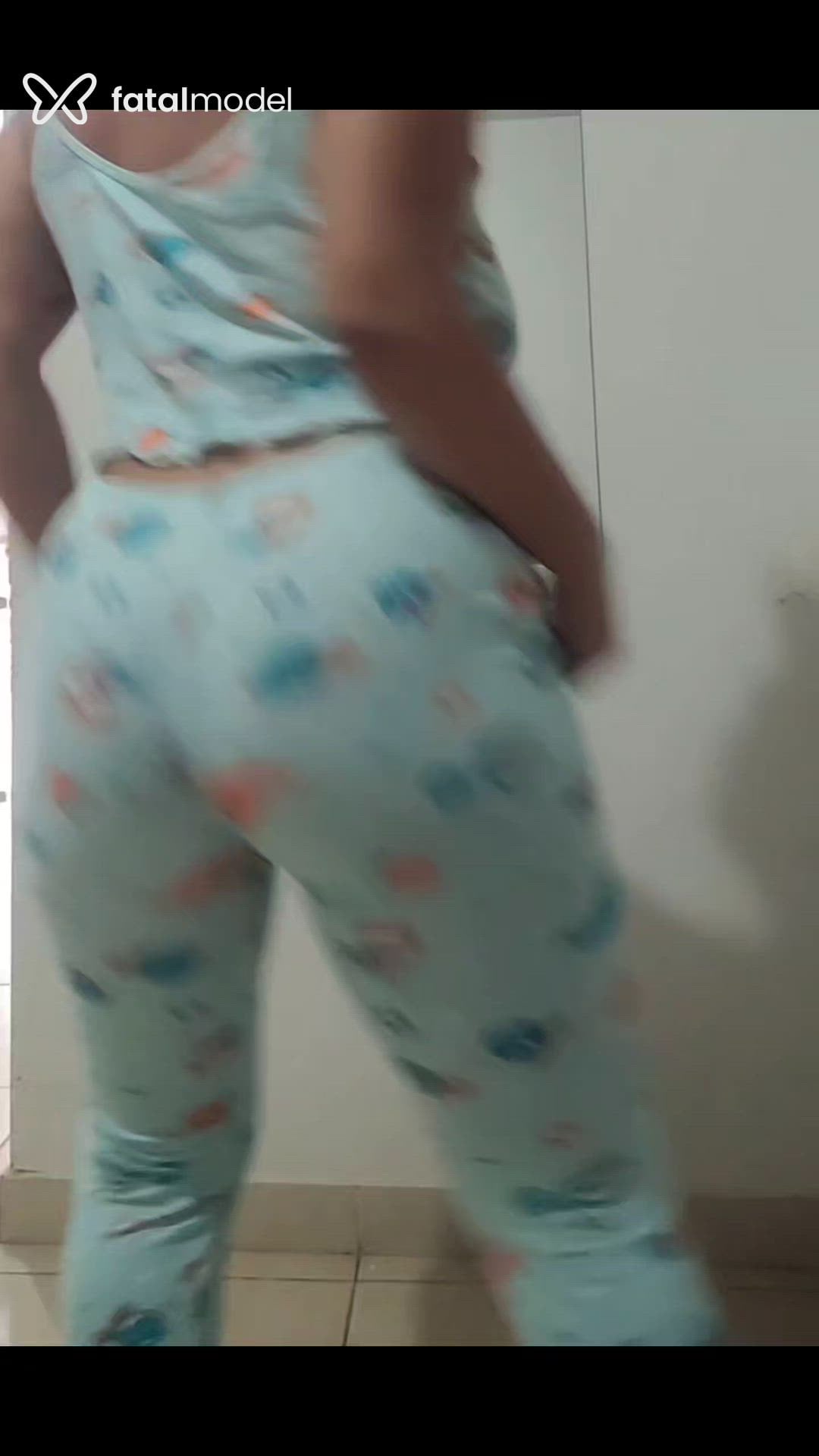 Acompanhante mulher com cabelo castanho de olhos azuis - Luna Valen Acompanhante mulher com cabelo castanho de olhos azuis - Luna Valen