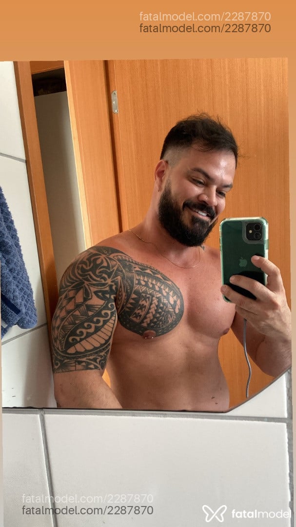 Acompanhante homem com cabelo castanho de olhos castanhos - Allan