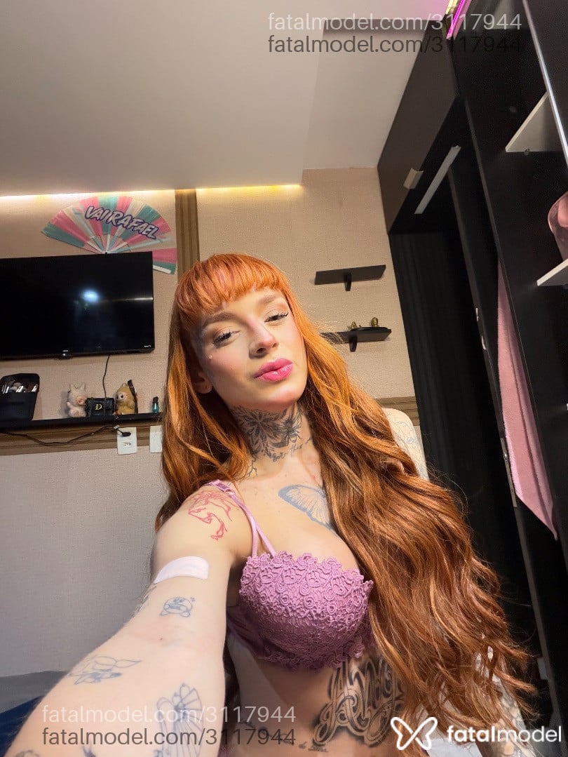 Acompanhante mulher trans loira (o) de olhos mel - Stella Raven