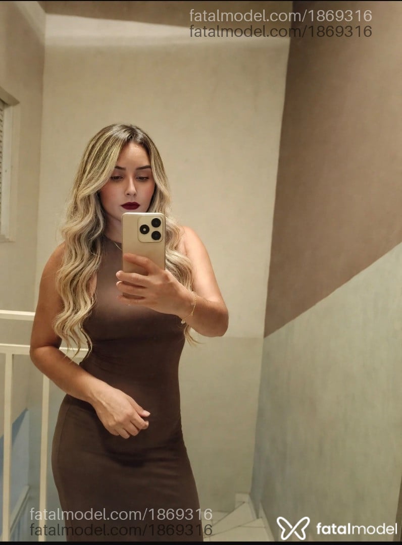 Acompanhante mulher loira (o) de olhos castanhos - Vanessa Diniz