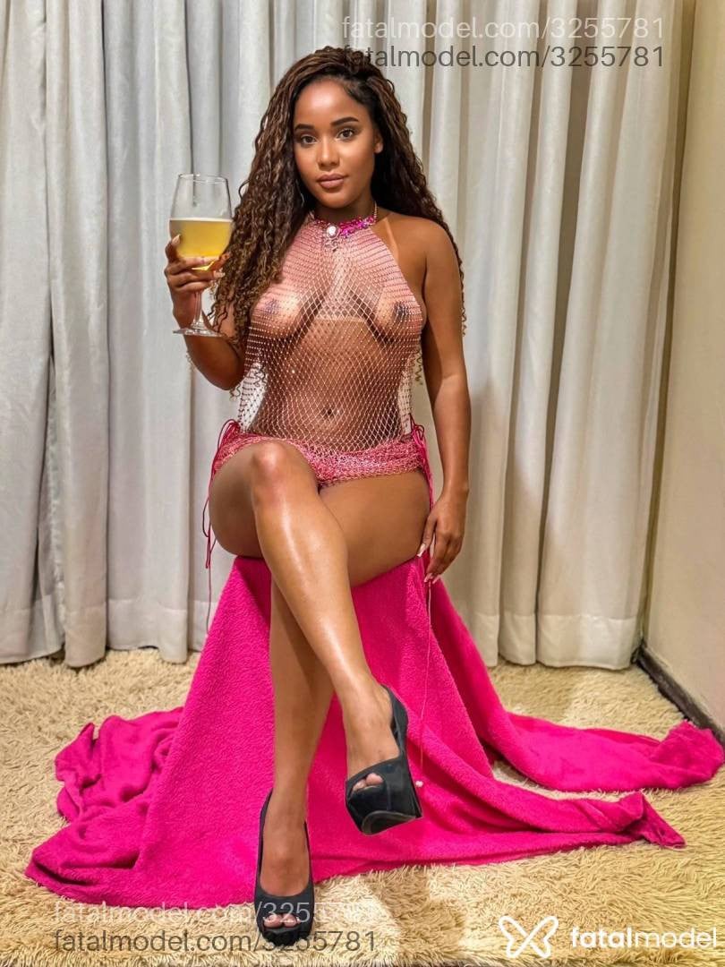 Acompanhante mulher morena (o) de olhos pretos - Isabella Bella