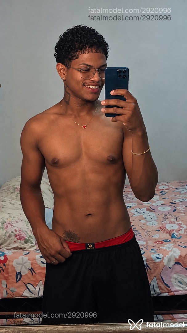 Acompanhante homem loira (o) de olhos castanhos - Preto