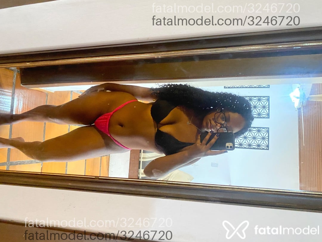 Acompanhante mulher morena (o) de olhos pretos - Lily