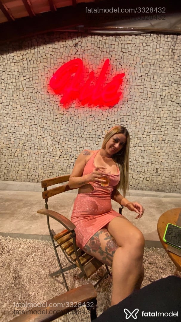 Acompanhante mulher loira (o) de olhos castanhos - Aline
