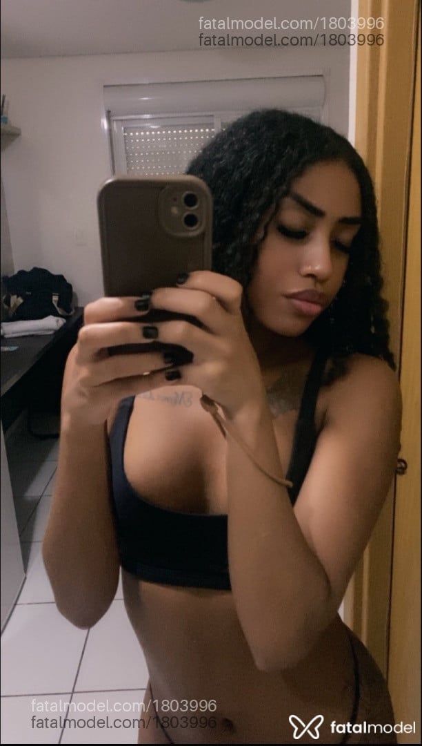 Acompanhante mulher morena (o) de olhos pretos - Mary