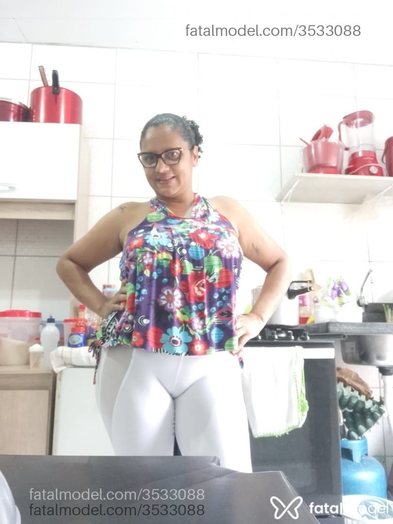 Acompanhante mulher com cabelo grisalho de olhos castanhos - Rebeca