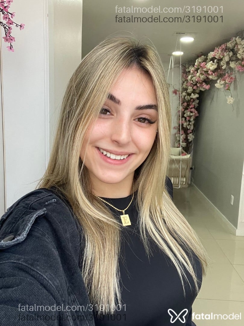 Acompanhante mulher loira (o) de olhos castanhos - Simon