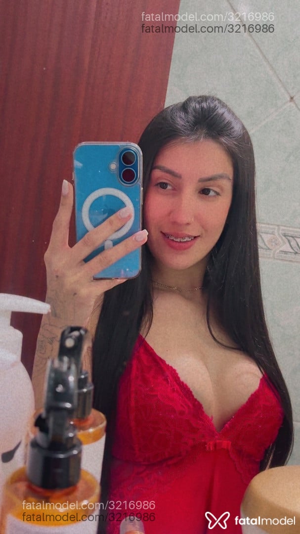 Acompanhante mulher com cabelo castanho de olhos castanhos - Cacau