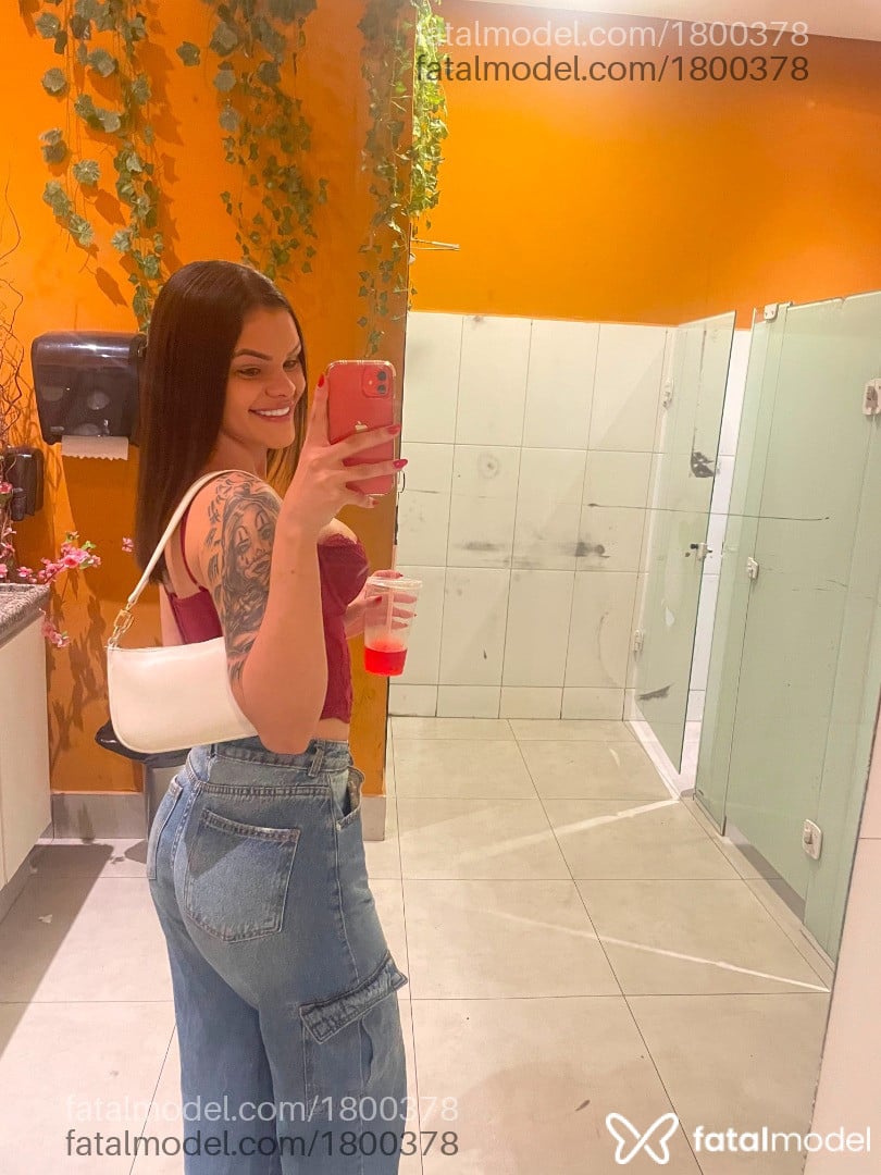 Acompanhante mulher trans com cabelo castanho de olhos castanhos - Gabriela