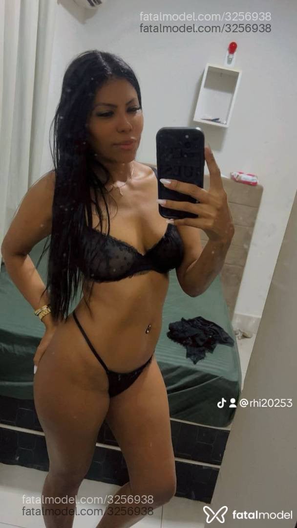 Acompanhante mulher morena (o) de olhos pretos - Valentina