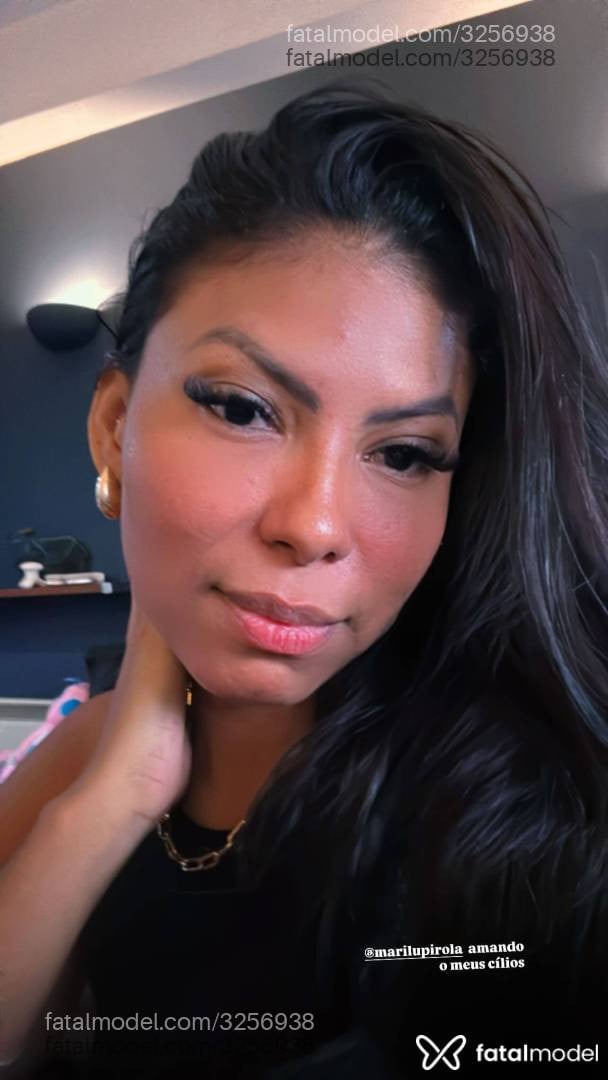 Acompanhante mulher morena (o) de olhos pretos - Valentina