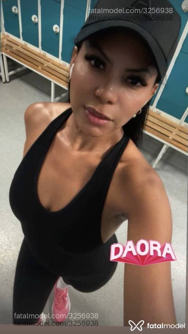 Acompanhante mulher morena (o) de olhos pretos - Valentina