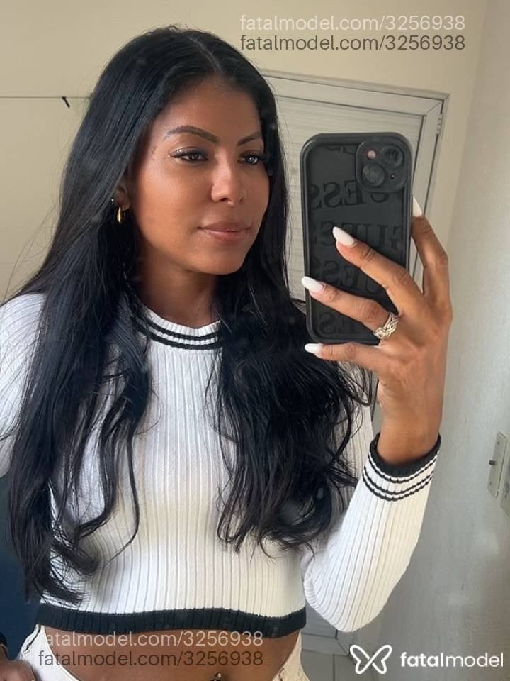 Acompanhante mulher morena (o) de olhos pretos - Valentina