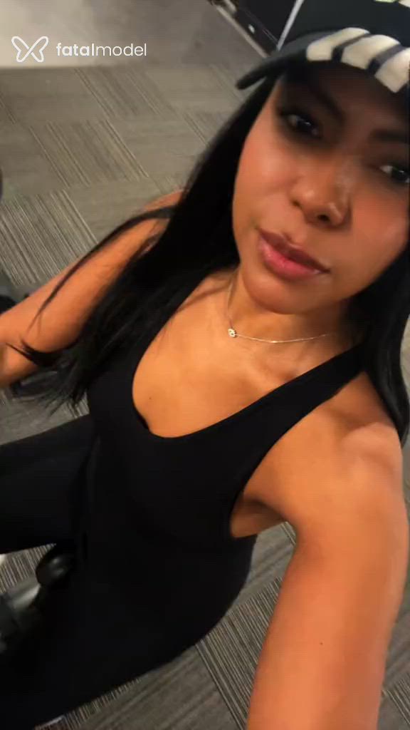 Acompanhante mulher morena (o) de olhos pretos - Valentina