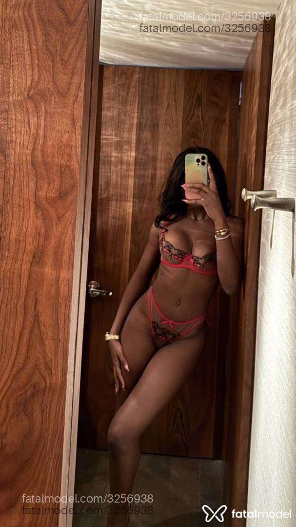 Acompanhante mulher morena (o) de olhos pretos - Valentina