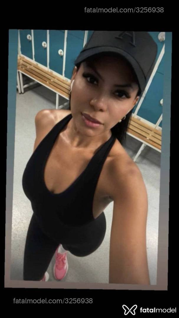 Acompanhante mulher morena (o) de olhos pretos - Valentina