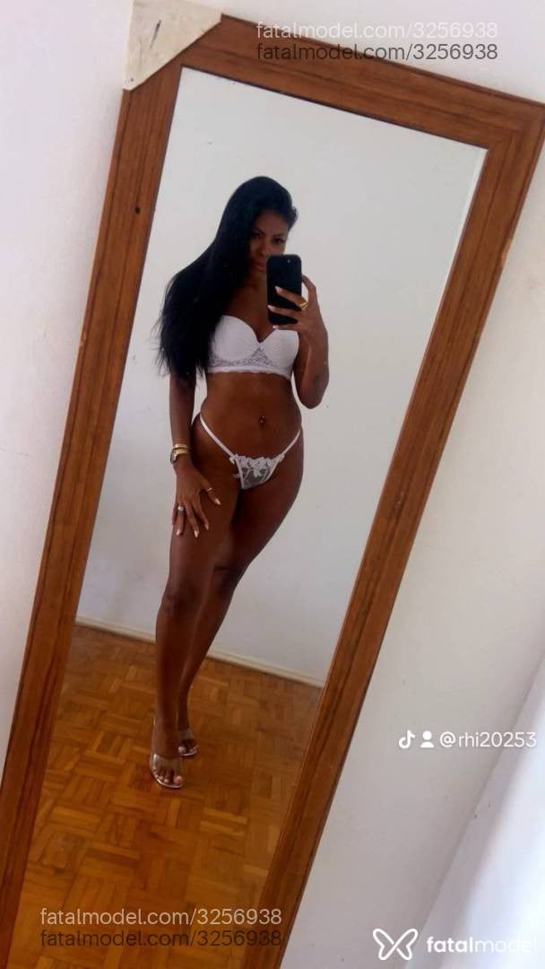 Acompanhante mulher morena (o) de olhos pretos - Valentina