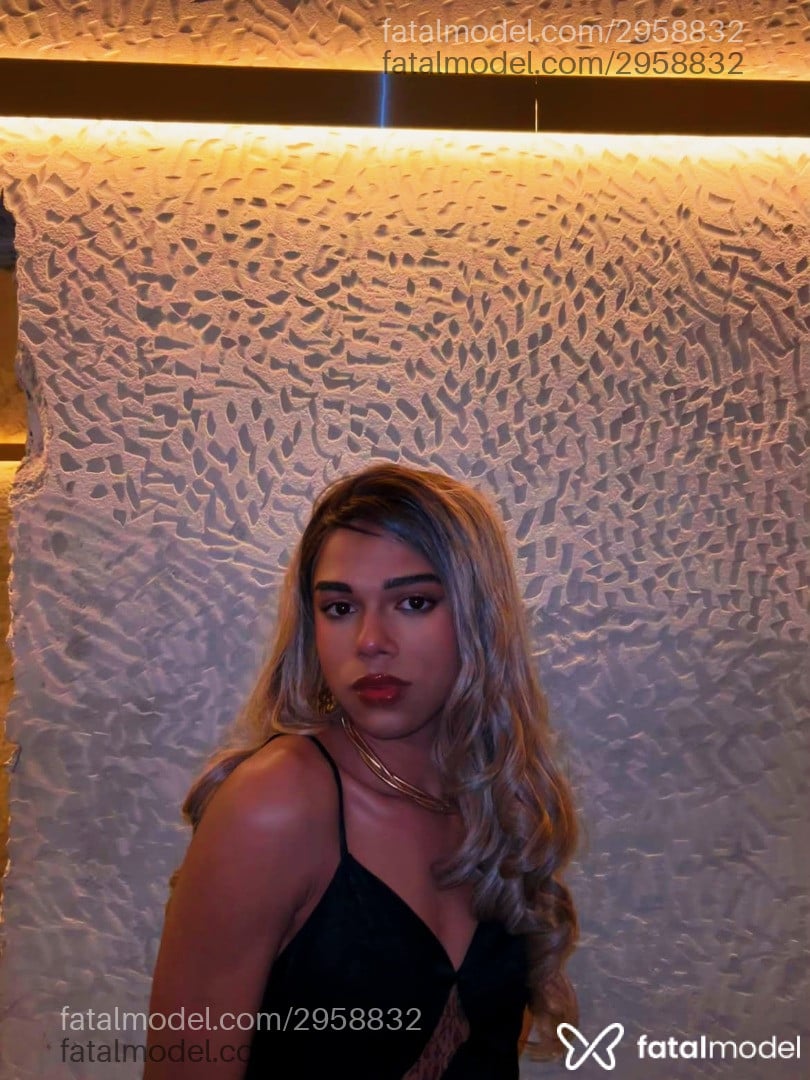 Acompanhante mulher trans loira (o) de olhos castanhos - Chiara